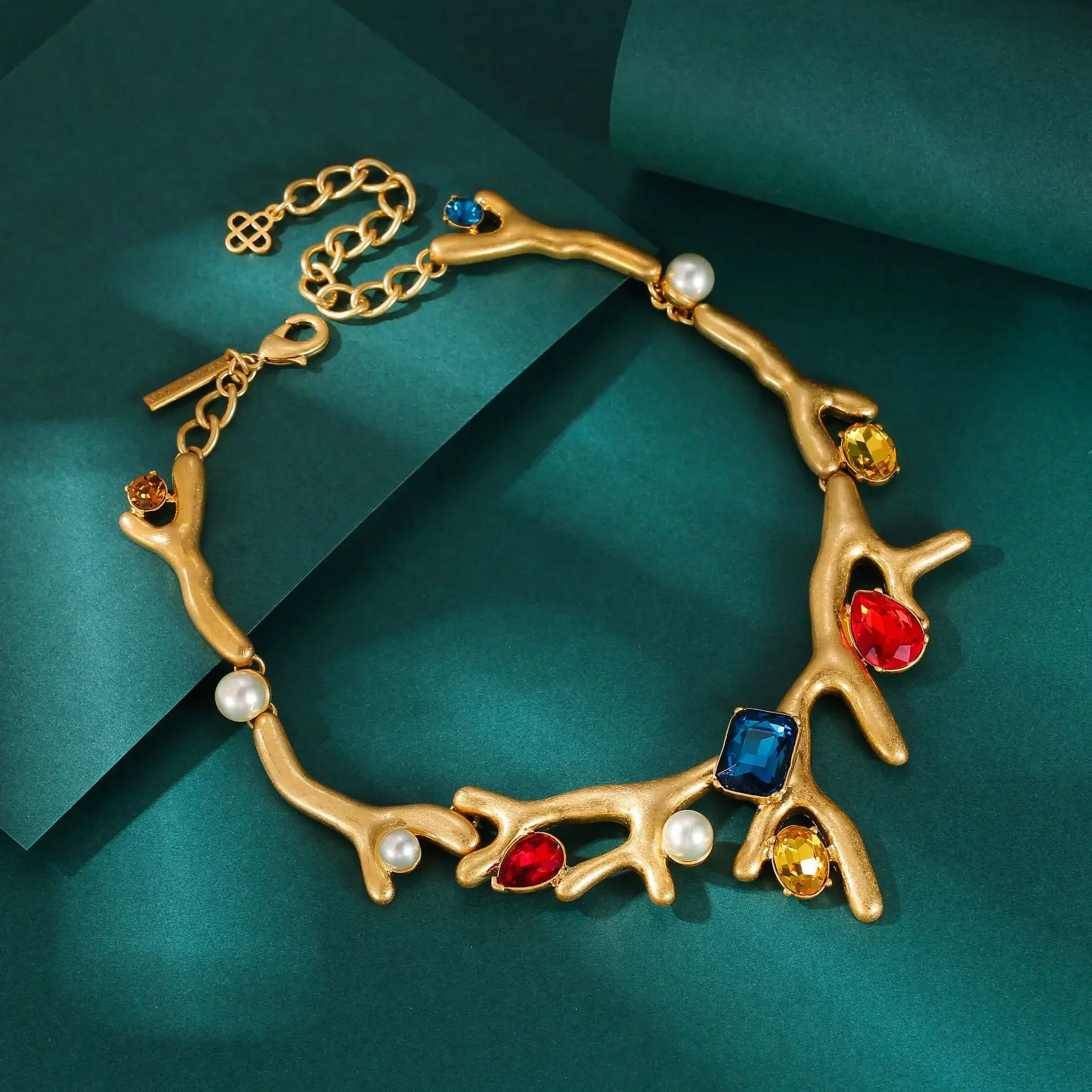 Famosi designer europei e americani con la stessa collana di clavicola con abito alla moda in corallo con perle di cristallo di colore