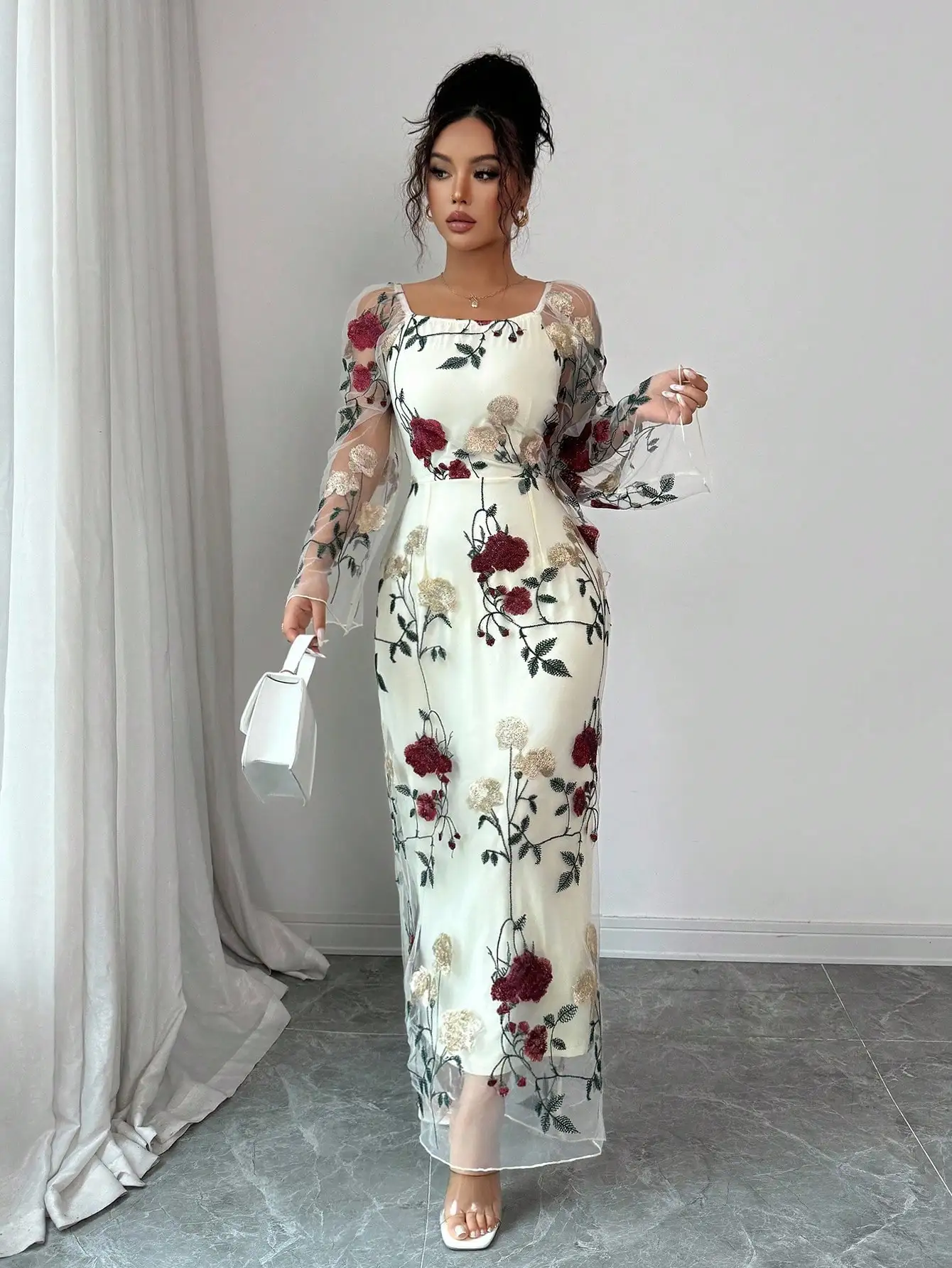 

Женское элегантное платье в пол с квадратным вырезом, прозрачными вставками и цветочной вышивкой для торжественных мероприятий