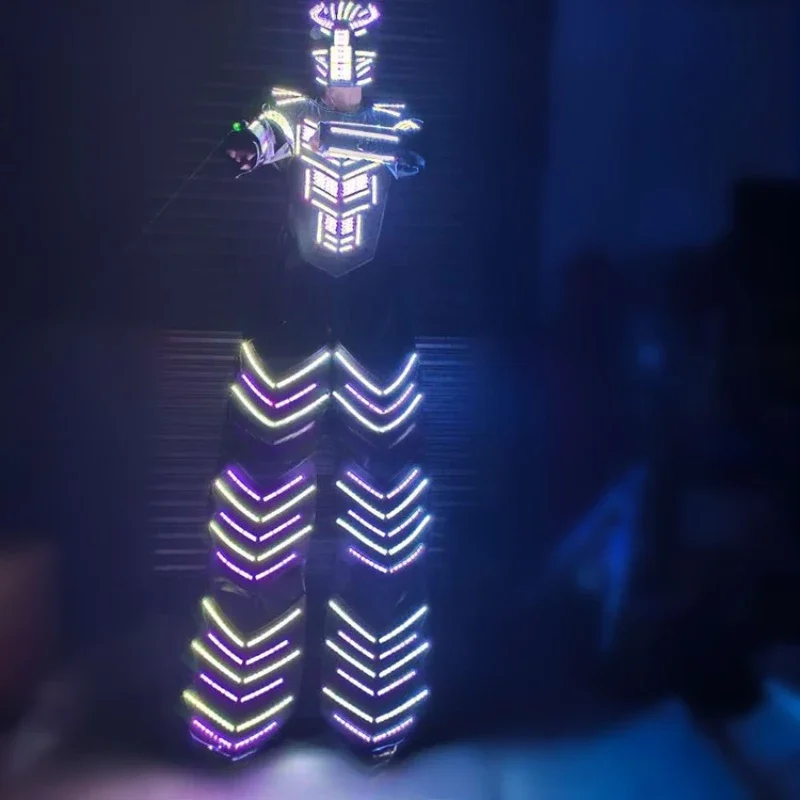 Piosenkarz barowy występuje w kostiumie robota LED, chodzący na sztyach, kostiumy sceniczne, kolorowe światło RGB LED, męska odzież, świecąca zbroja, ubrania DJ LED.