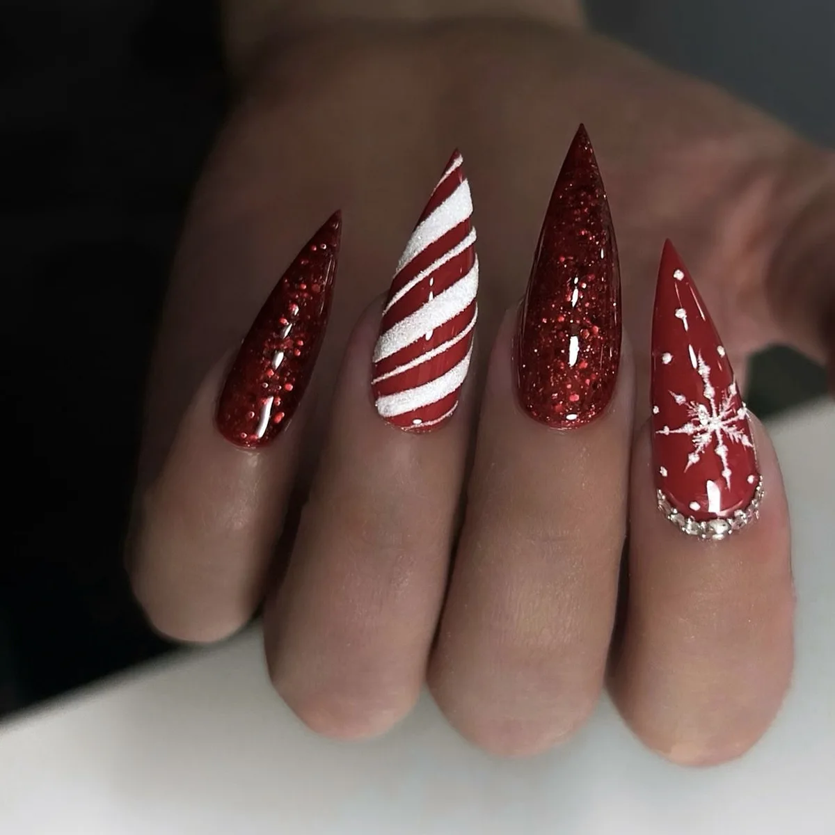 Winter Snowflake Rhinestone Red Glitter Powder Almond Fake Nail Art Christmas Pointed False Nails Charms Stiletto Press on Nails