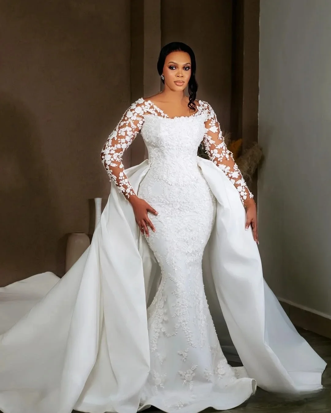 Customized Vintage  Lace Appliques Bridal Dress with Detachable Train  Vestidos De Novia  Long Sleeves  Modest Wedding Gowns