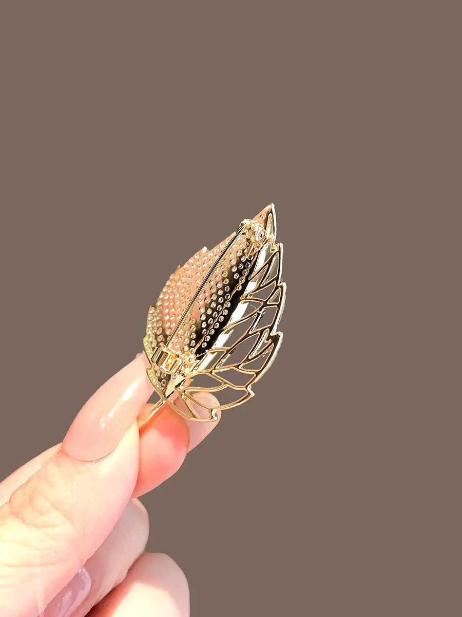 Elegant Gold Color Hollow Rhinestone Leaves Brooch Shiny CZ Women\'s Brooches Metal Pins Party Badge Jewelry Gifts