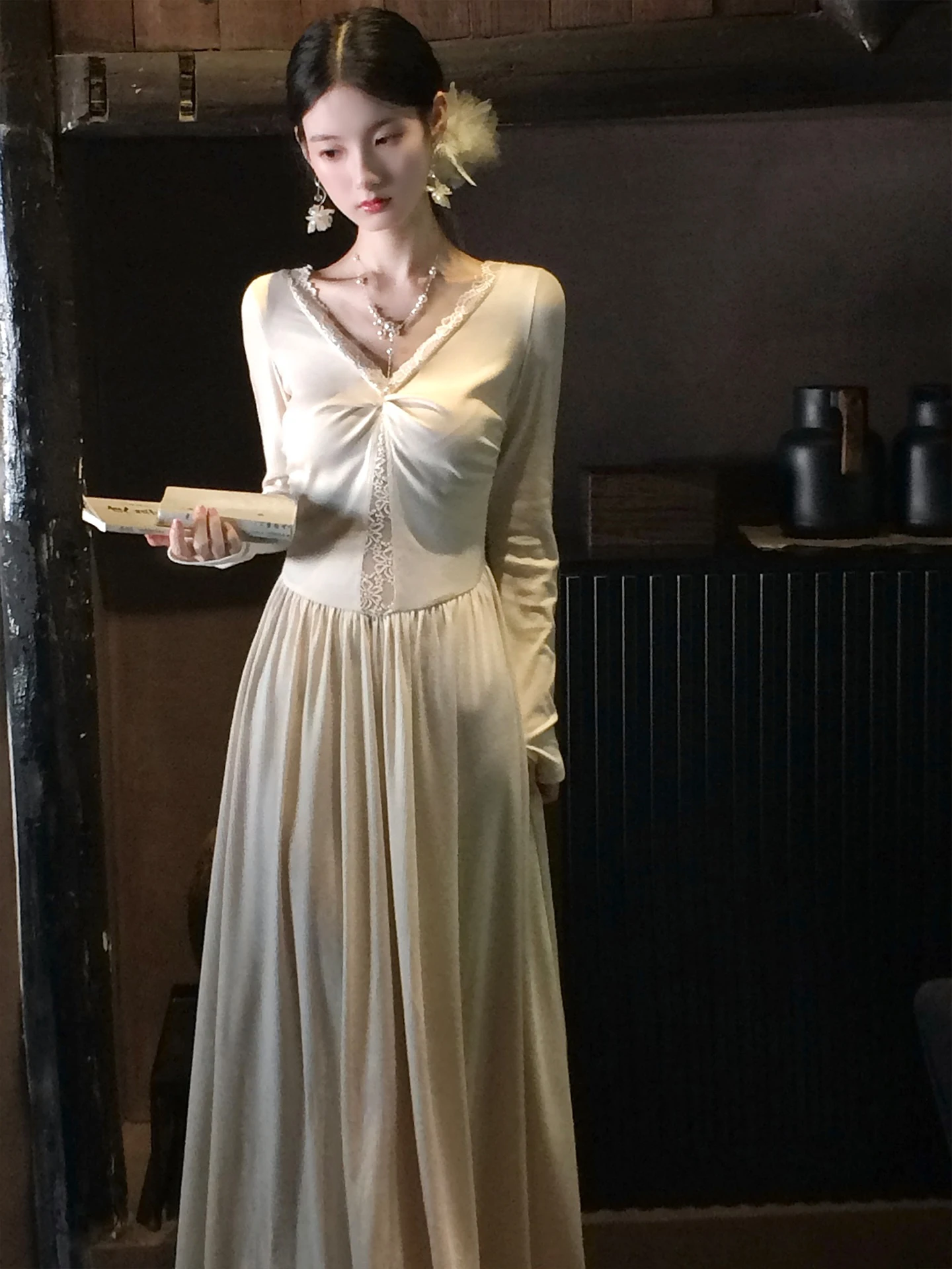 

Вязаное платье Ele с длинными рукавами, кружевными вставками и V-образным вырезом, ажурное, с кружевными элементами, А-силуэт, из смесовой ткани (полиэстер, нейлон, спандекс), для повседневной носки