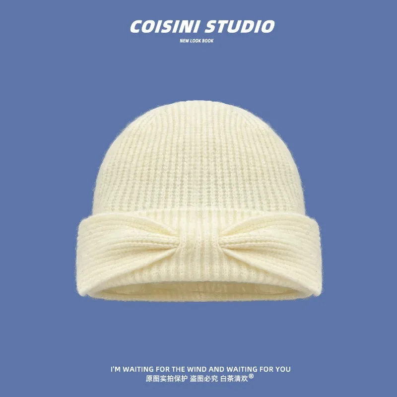 Koreanischer Stil Herbst- und Winter-Strickmütze mit einfacher Schleife für Damen, warme Ohrenschutz-Beanie-Mütze für Herbst und Winter. – Detail 1