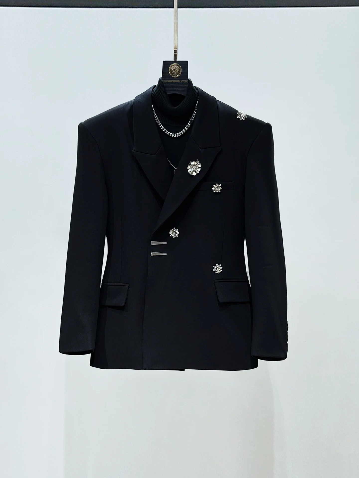 

Мужской костюм с металлическими накладками на плечи, декоративной цветочной брошью на груди и утягивающим поясом, модный, весенне-осенний, повседневный, стандартный крой