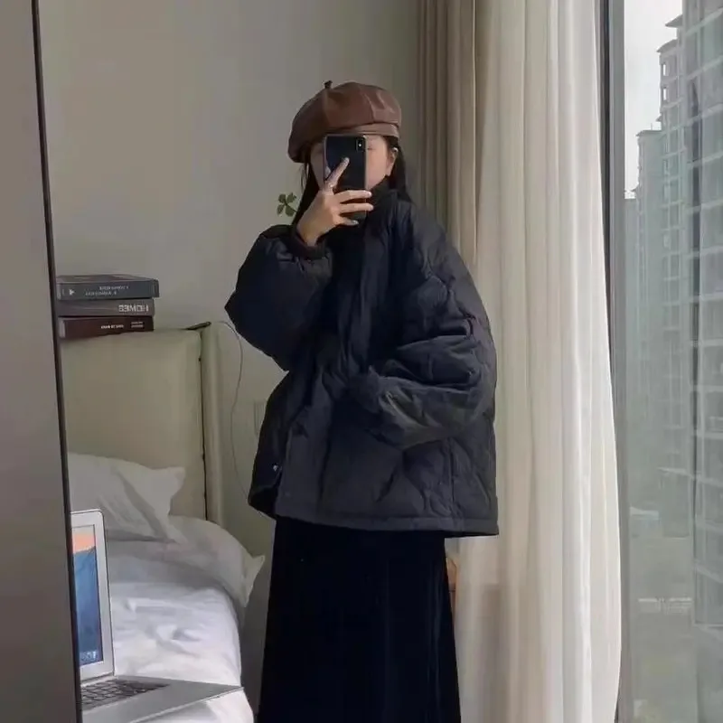 Ciepła, gruba kurtka bawełniana w stylu casual, luźny krój, wypełnienie z włókna poliestrowego, krótki rękaw, krój w kształcie litery A, kołnierz polo.