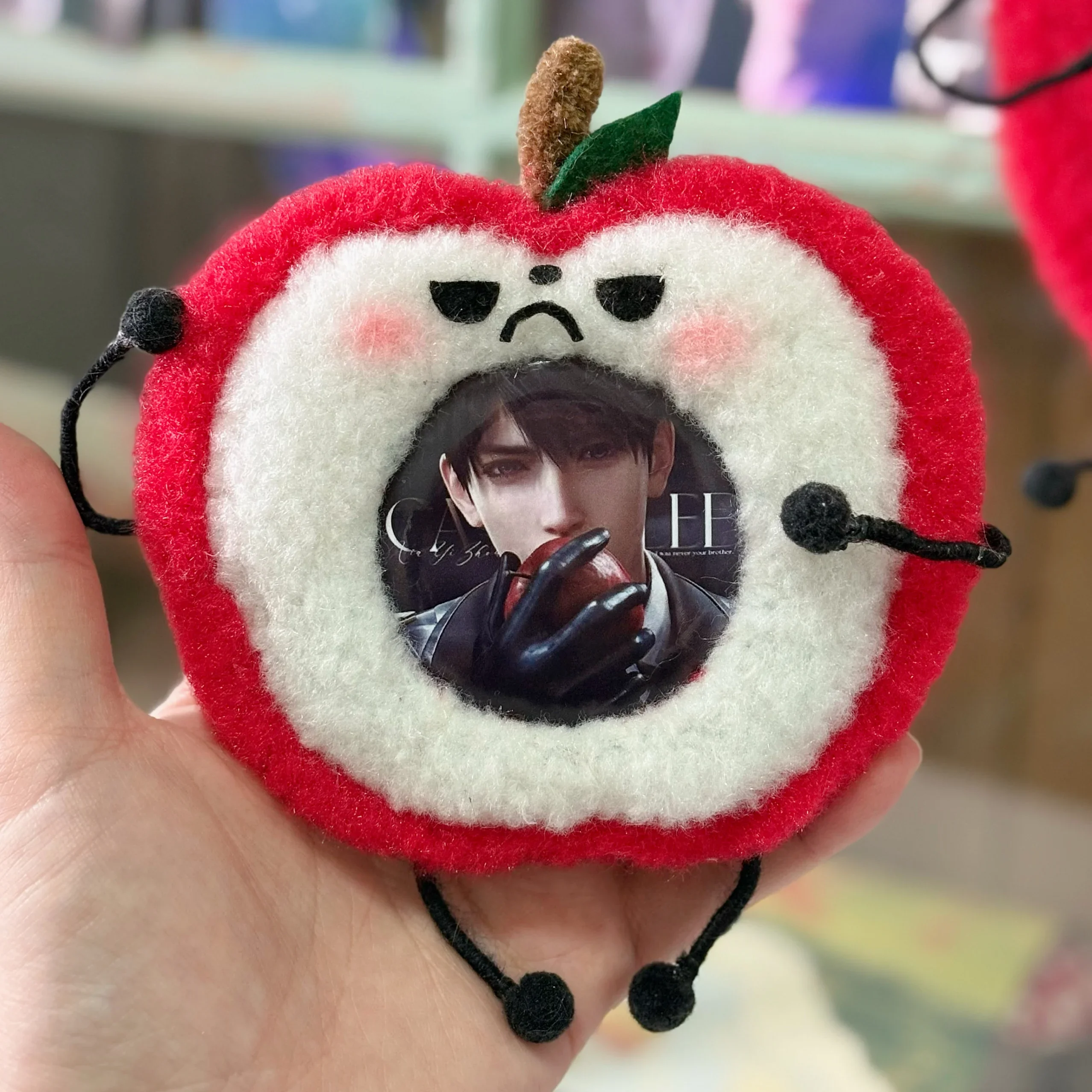 애니메이션 사랑과 Deepspace Caleb 코스프레 푹신한 애플 수제 배지 수호자 만화 엠블럼 케이스 디스플레이 박스 쇼 선반 펜던트