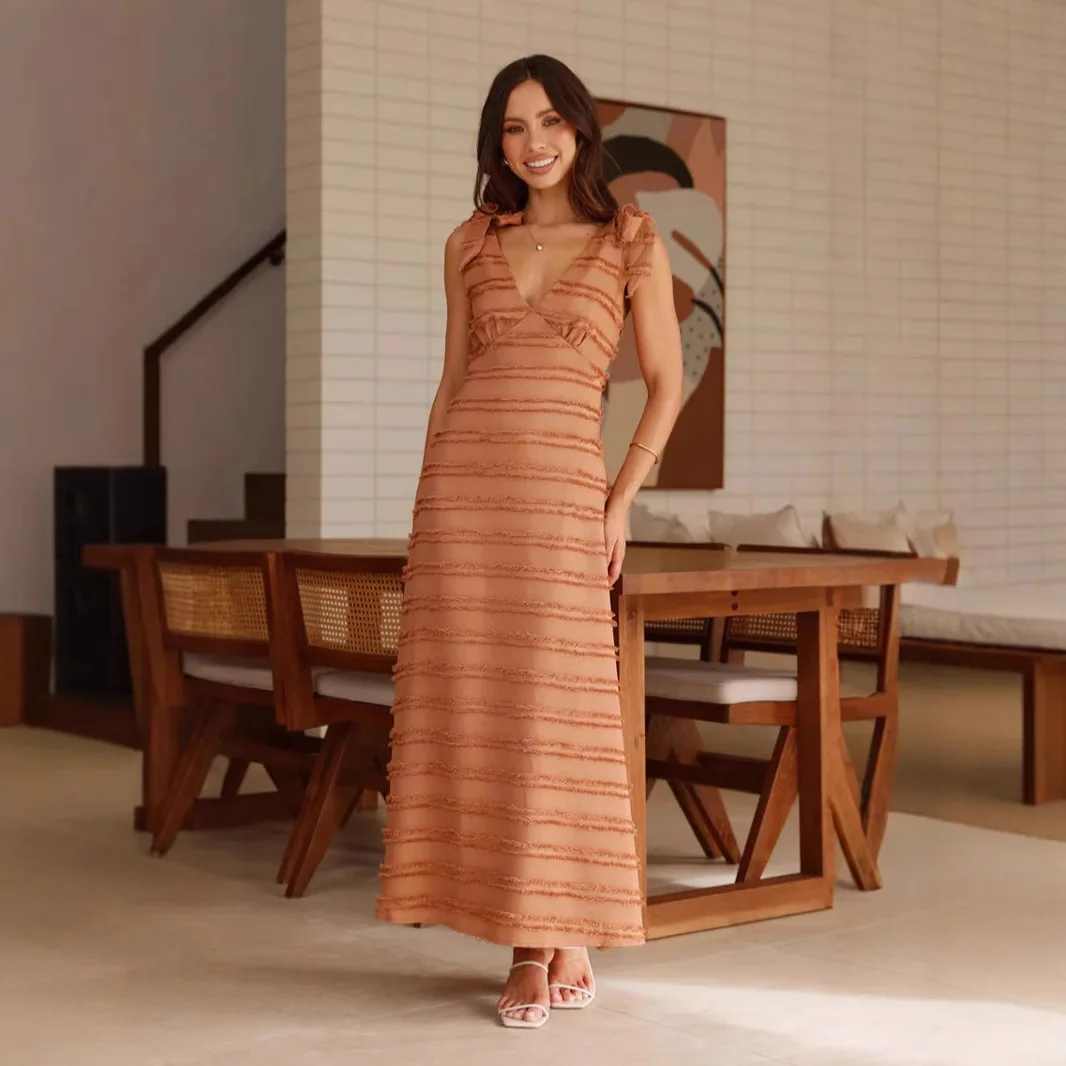 Modisches, sanftes, elegantes Kleid mit V-Ausschnitt und Textur, 2025, Sommer-Temperament, gestreiftes Kleid, ärmellos, schulterfrei, Schnürkleid