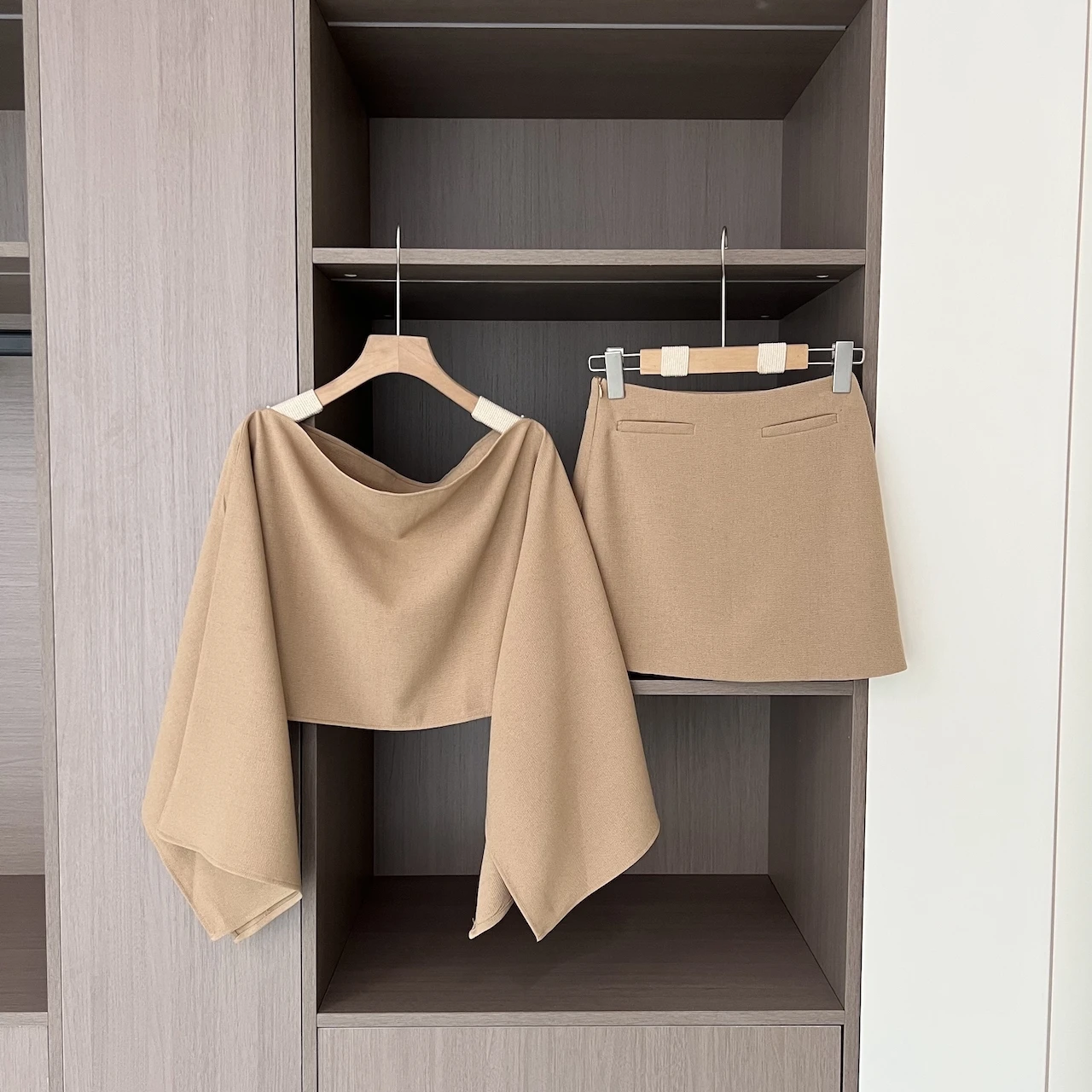 Set gonna da donna elegante in due pezzi High Street, colletto obliquo, manica lunga svasata, camicetta corta + minigonna