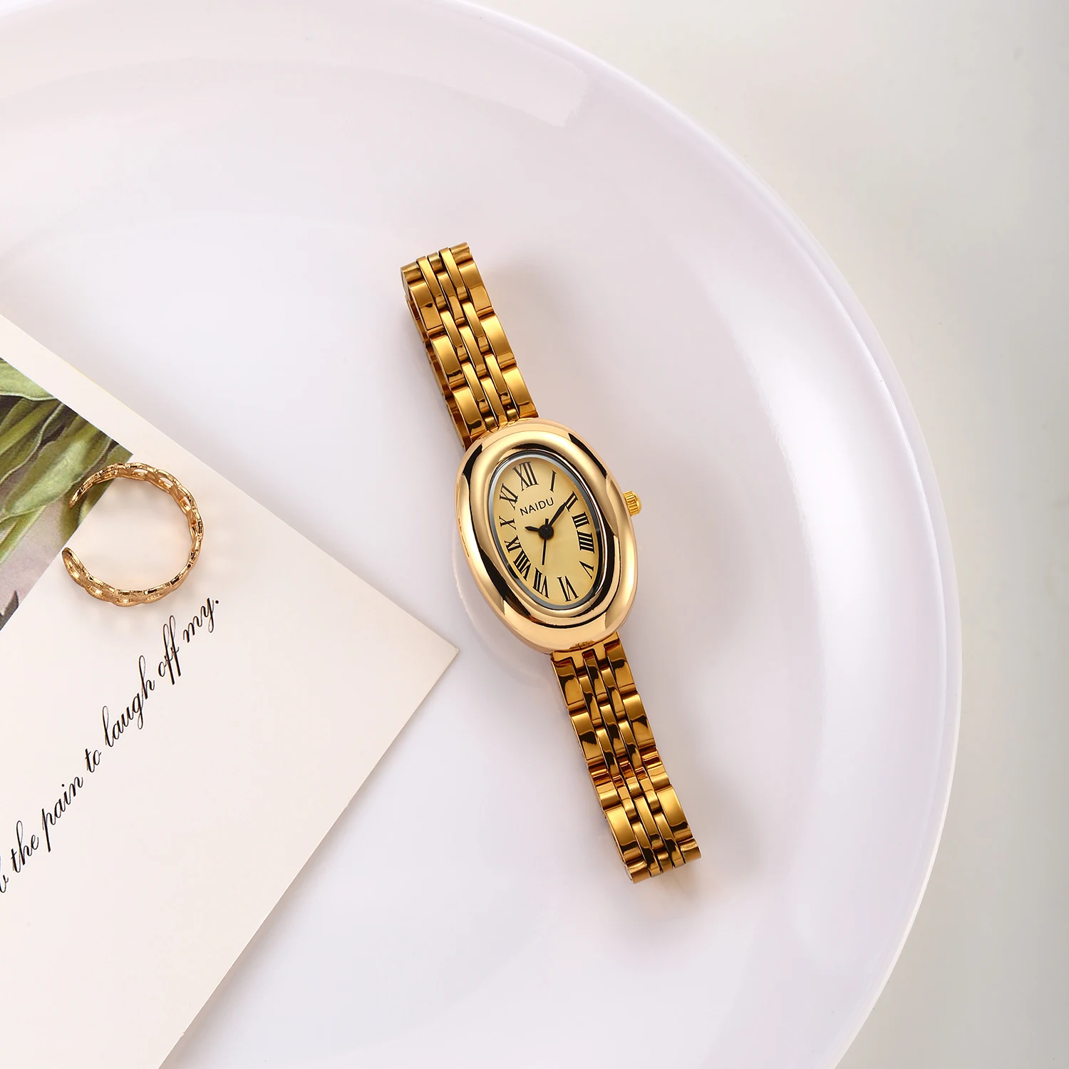 

1 Piece of Classic Retro Oval-Shaped Roman Small Dial Fashionable and Elegant Women's Quartz Watch