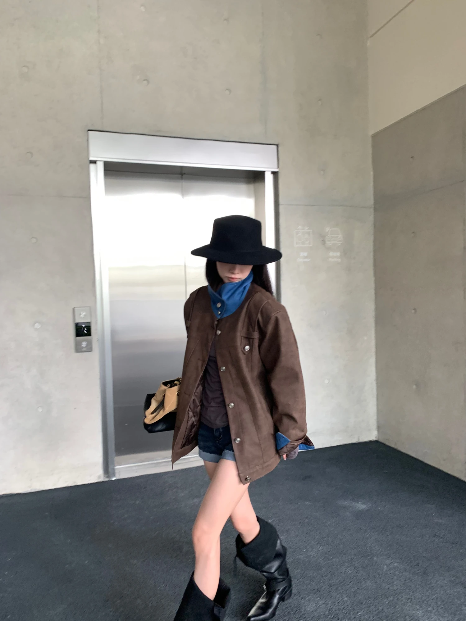 Fheer 新しいノーブルスエードスタンドカラージャケット レディース 冬用 ルーズで暖かいブラウンレザーコート ポリエステル繊維 長袖 ショートスタイル