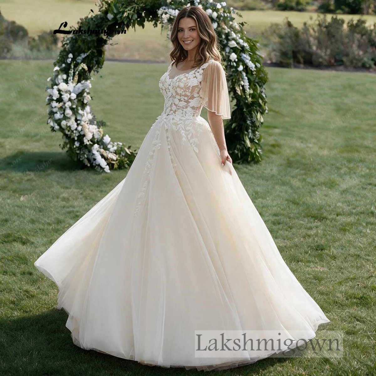 Romantisches Champagnerfarbenes A-Linien-Brautkleid mit Flatterärmeln, Transparenter 3D-Blumen-Spitze und Tüll, für Garten- und Outdoor-Hochzeiten, Robe De Mariée – Detail 5
