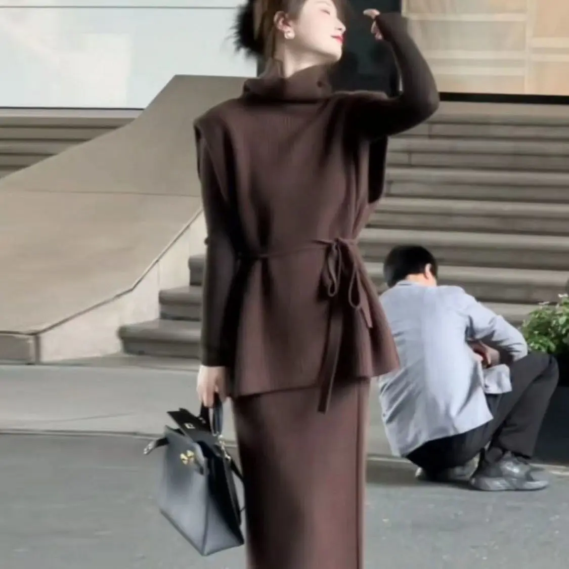 طقم مكون من قطعتين من بدلة محبوكة عصرية راقية للنساء للخريف والشتاء سترة محبوكة بنمط عطر صغير مع نصف تنورة