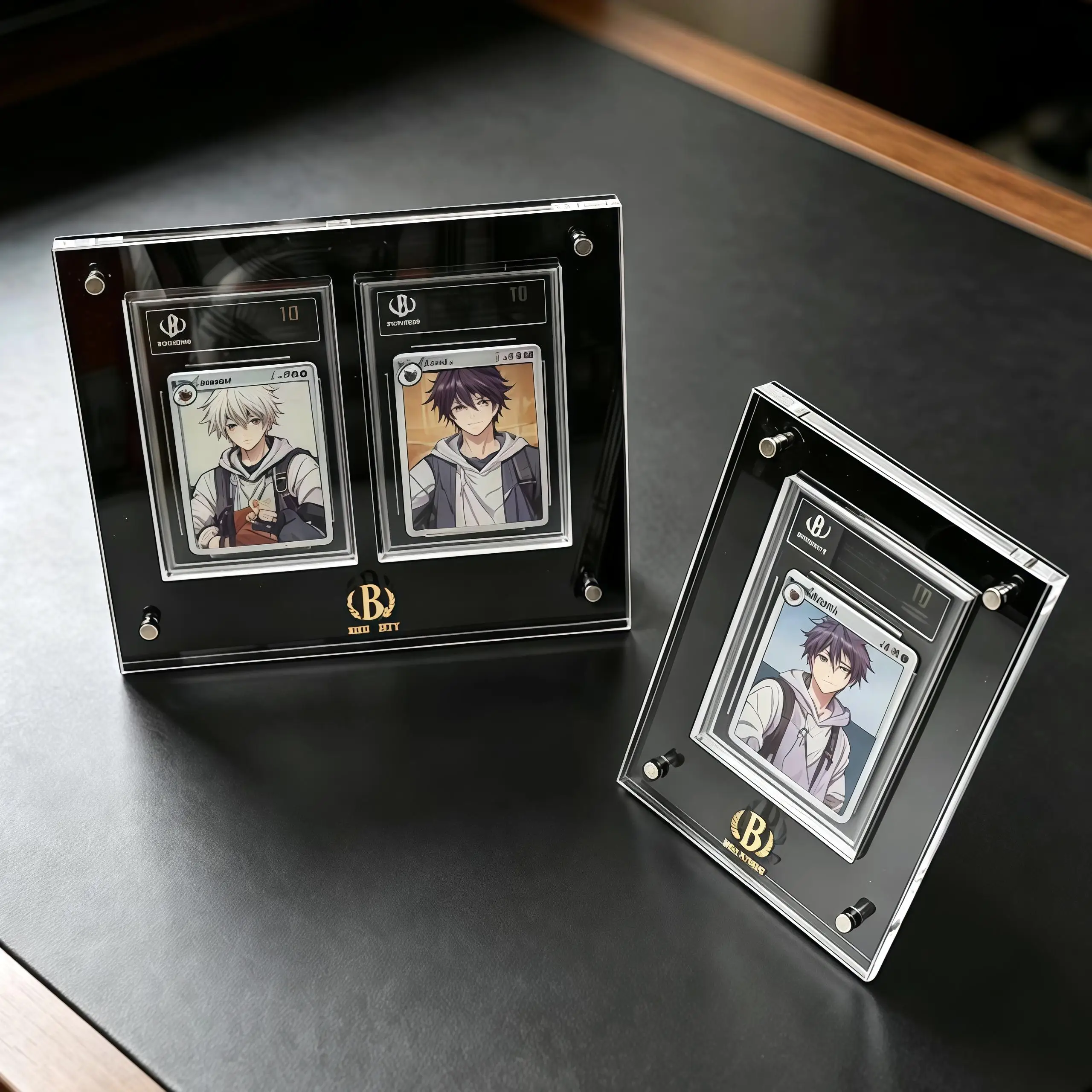 黒色のアクリル製カードスタンド（85x131mm）。ポケモンカードの展示、コレクション、保管に最適。カード保護ケースとしても使用可能。