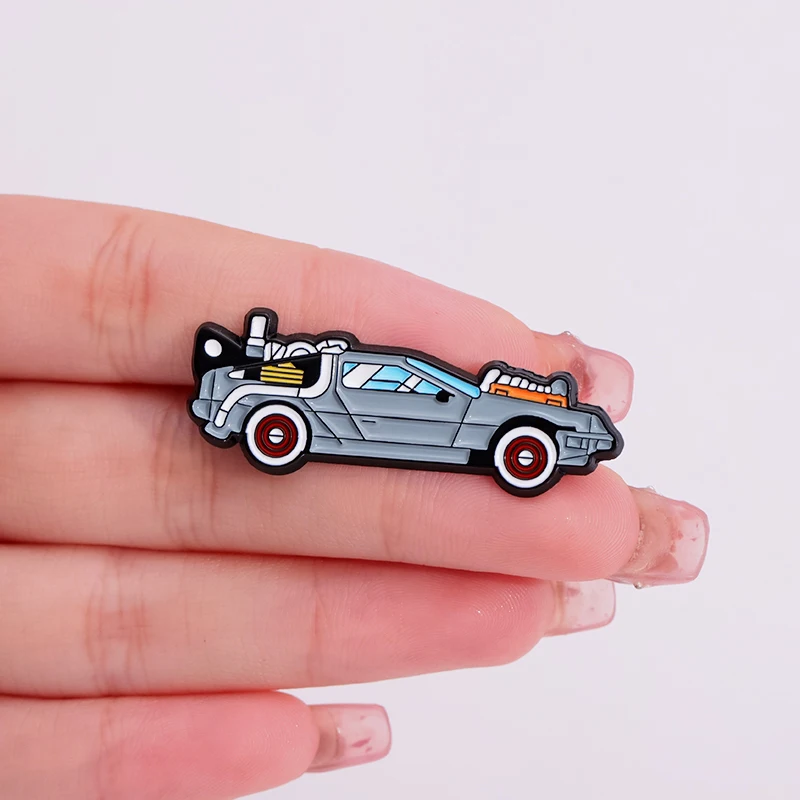 Cartoon Sport Car Esmalte Pin, filmes de ficção científica Inspirado Veículo Broche, Jacket Lapel Badge, Presente Jóias para amigos