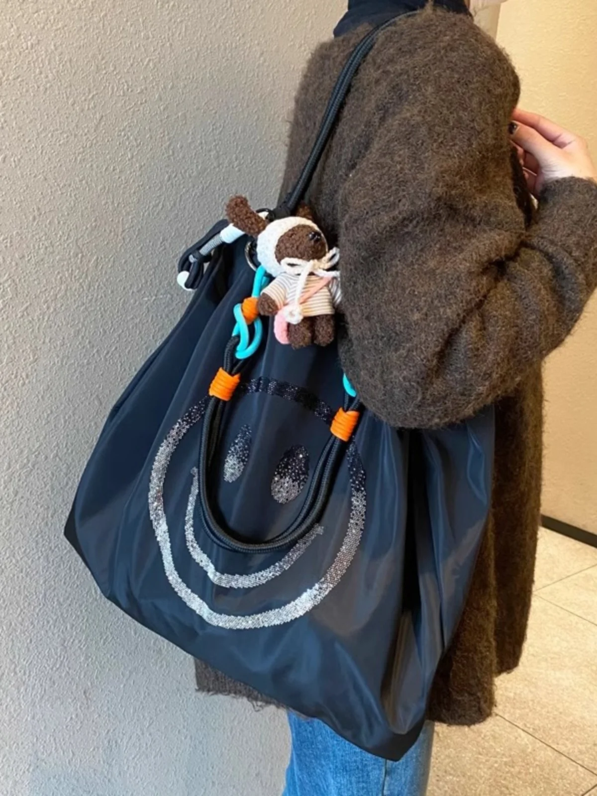 

Гонконгская женская сумка 2024, новая модная сумка-тоут подмышками, большая вместительная простая сумка из ткани быка, сумка на одно плечо