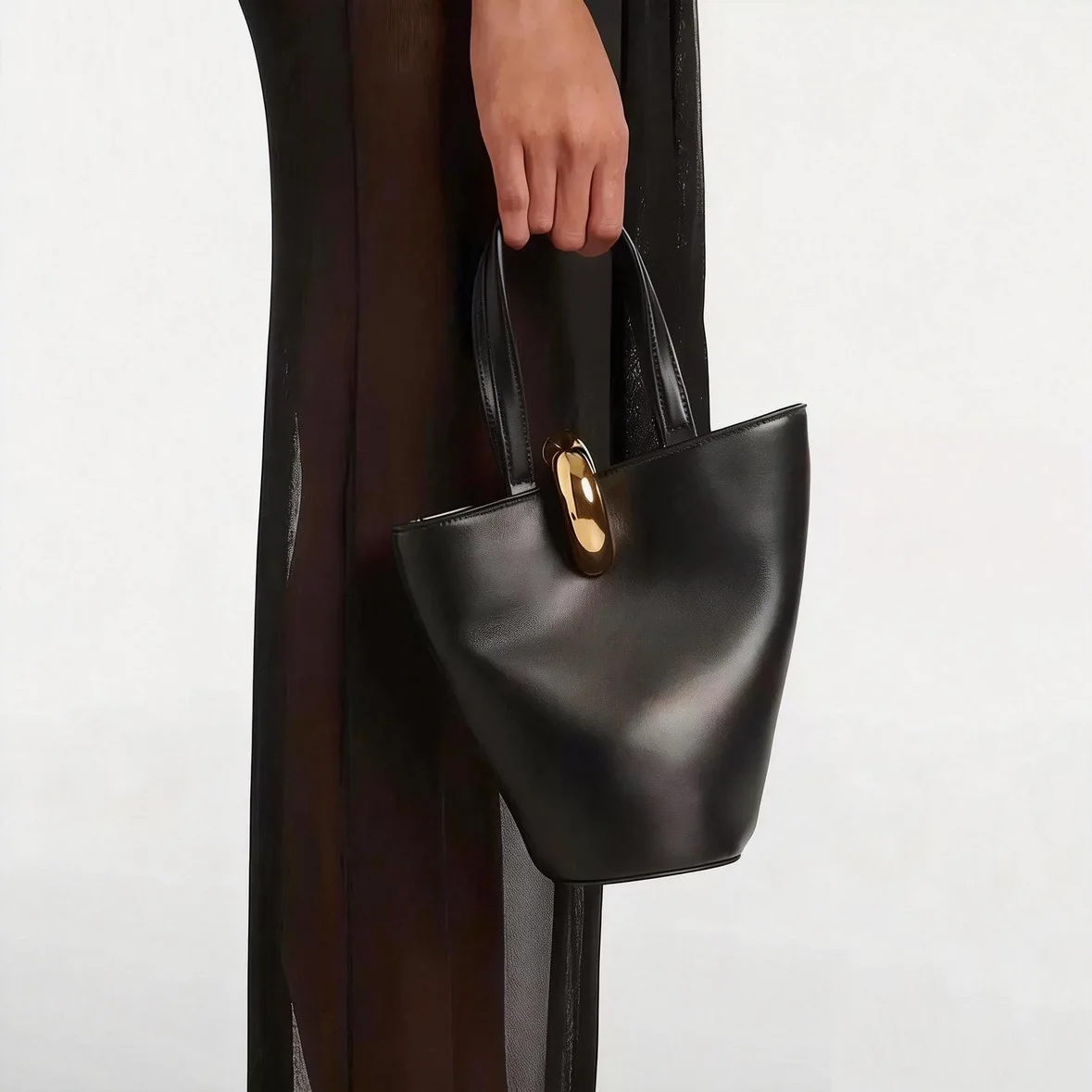 

Trend Design Asymmetric Bucket Bag Luxury Designer Handbag and Purse 2026 Luxury Gold Buckle Simple Commuting Style Handbag