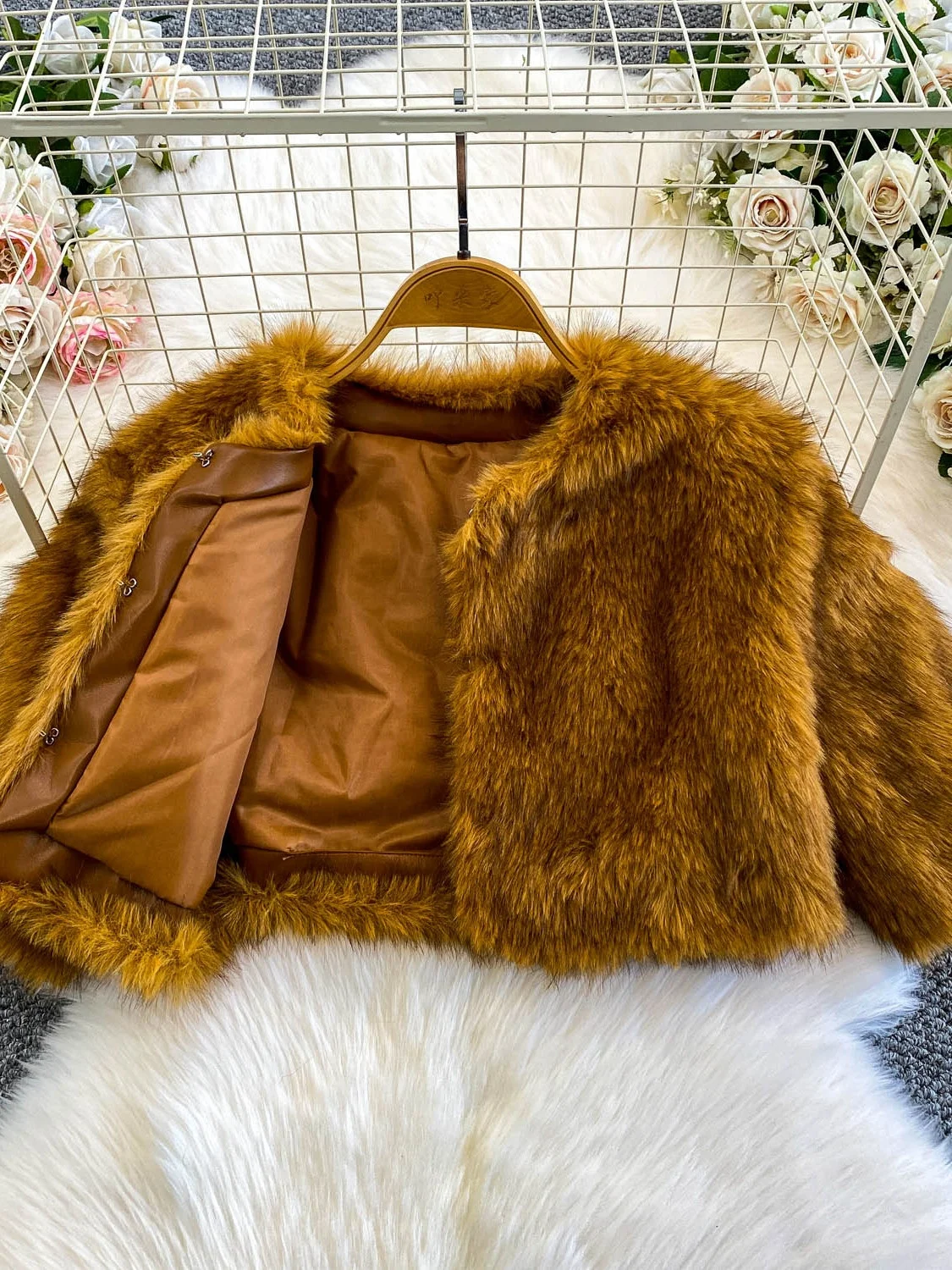 معطف بياقة جلدية من الفرو البني للنساء للشتاء من فرو العمل الثقيل ذو مظهر شبابي ملابس خارجية مستديرة Ne ort للتنقل Sle