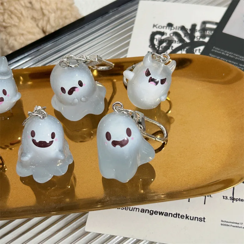 

Luminous Cute Ghost Keychain Resin Glow In The Dark Ghost Charms Key Ring Halloween Bag Pendant for Women Girls Gift