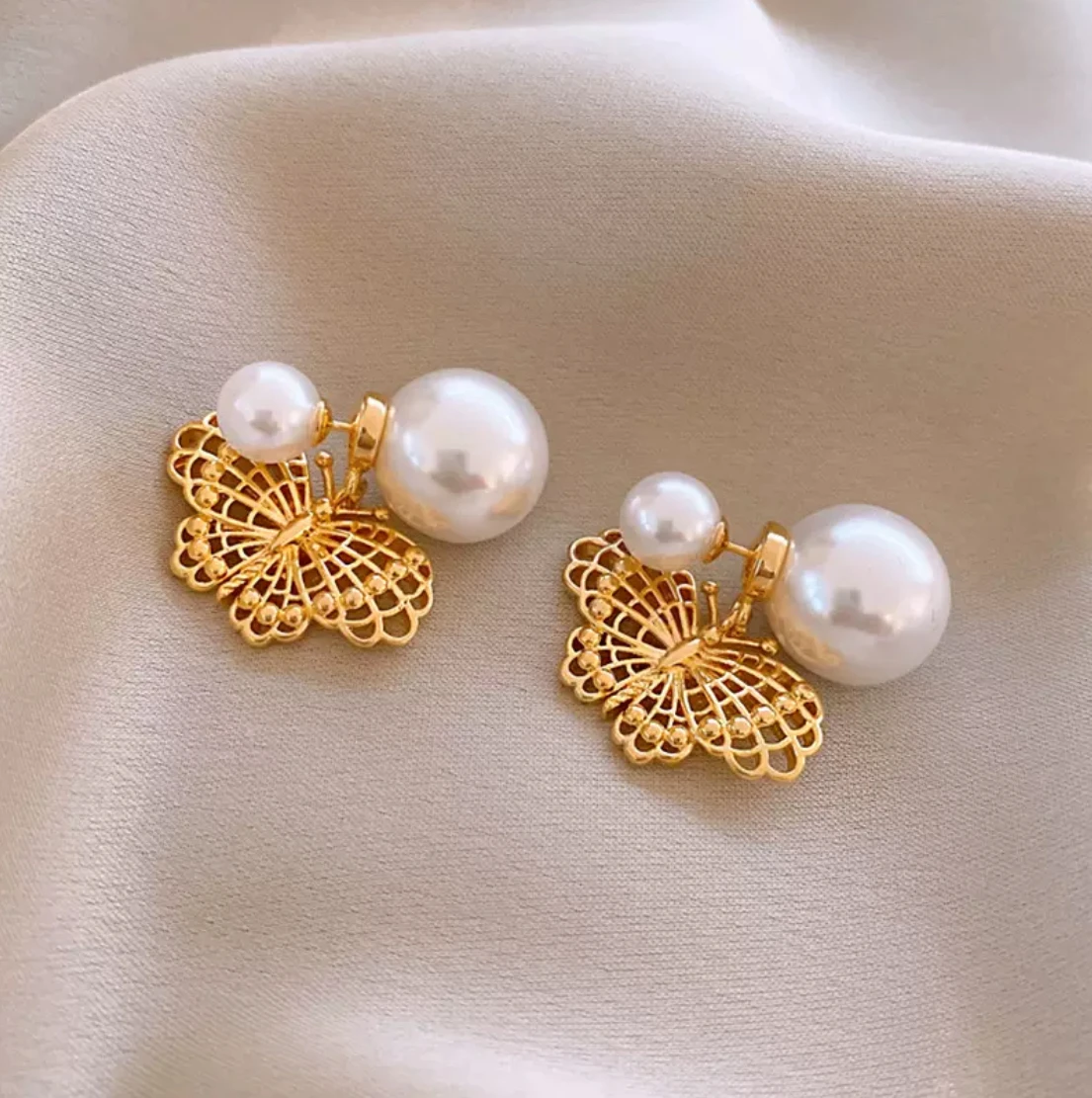 

The new 2025 two-piece luxury design patterned butterfly pearl studs high-end earringsRetro trends