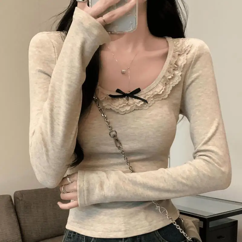 

Сексуальная базовая рубашка в стиле Pure Desire с U-образным вырезом и ключицей для женщин, весенне-осенний универсальный кружевной лоскутный топ с затягивающей талией