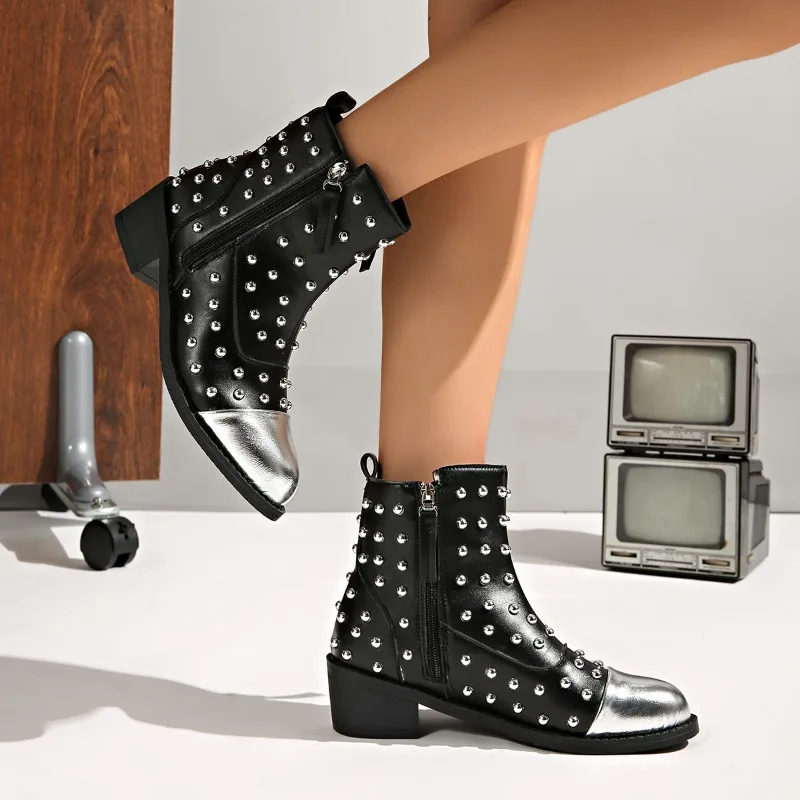 Stivali caldi da donna Nuovo stile Cerniera laterale Rivetti Tacco spesso Punta tonda Stivali moda Autunno e inverno Stivaletti corti semplici giornalieri