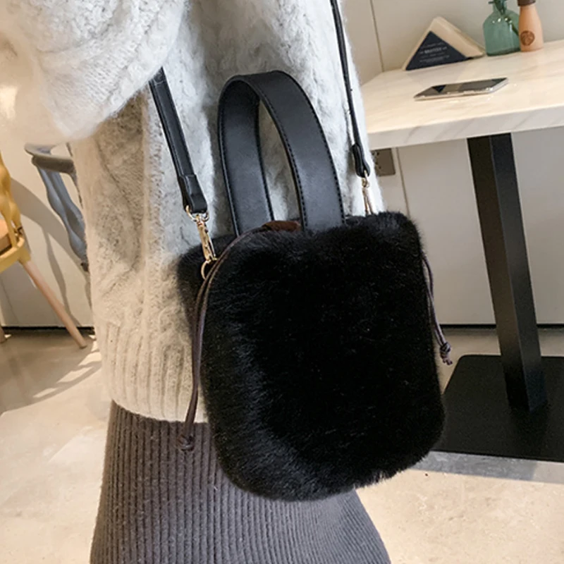 Small Bucket Bag Winter Faux Fur Shoulder Handbag Large Capacity Crossbody Bag Soft Plush Women\'s Designer Hand Bag