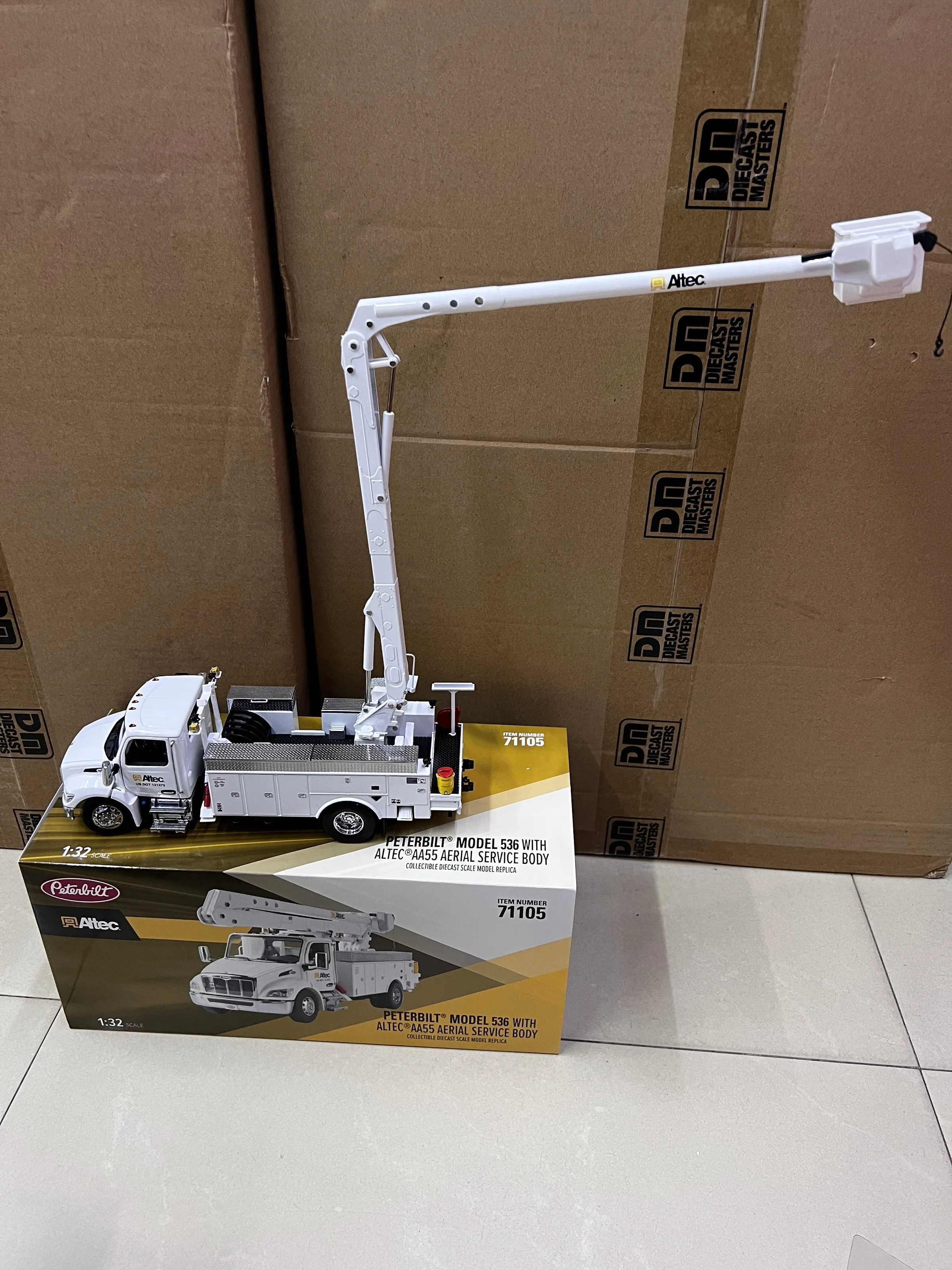 Collectible Diecast Toy Model DM 1:32 Scale Altec,PETERBILT 536 Bucket Truck Vehicles Alloy Model for Gift,Decoration 71105