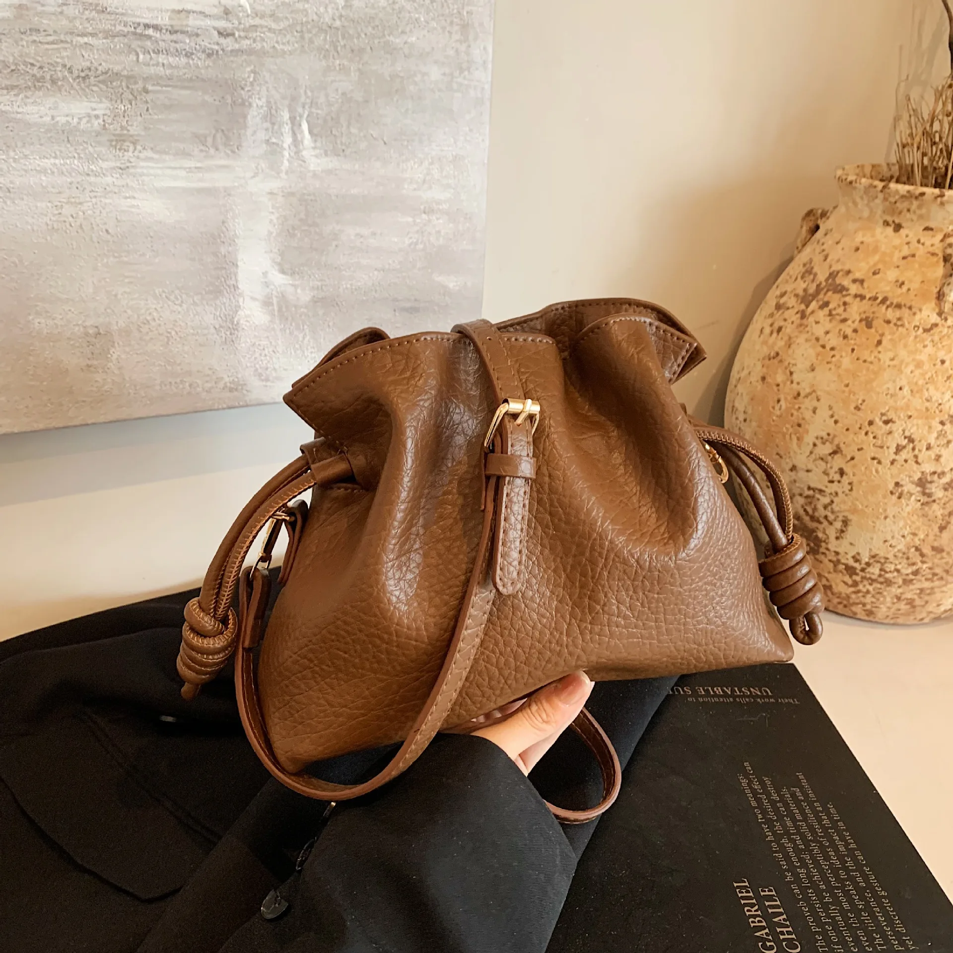 

2026 Popular Bag Female Urban Fashion Designer's New High-end Versatile Bucket Bag Retro Texture One-shoulder Crossbody Bag
