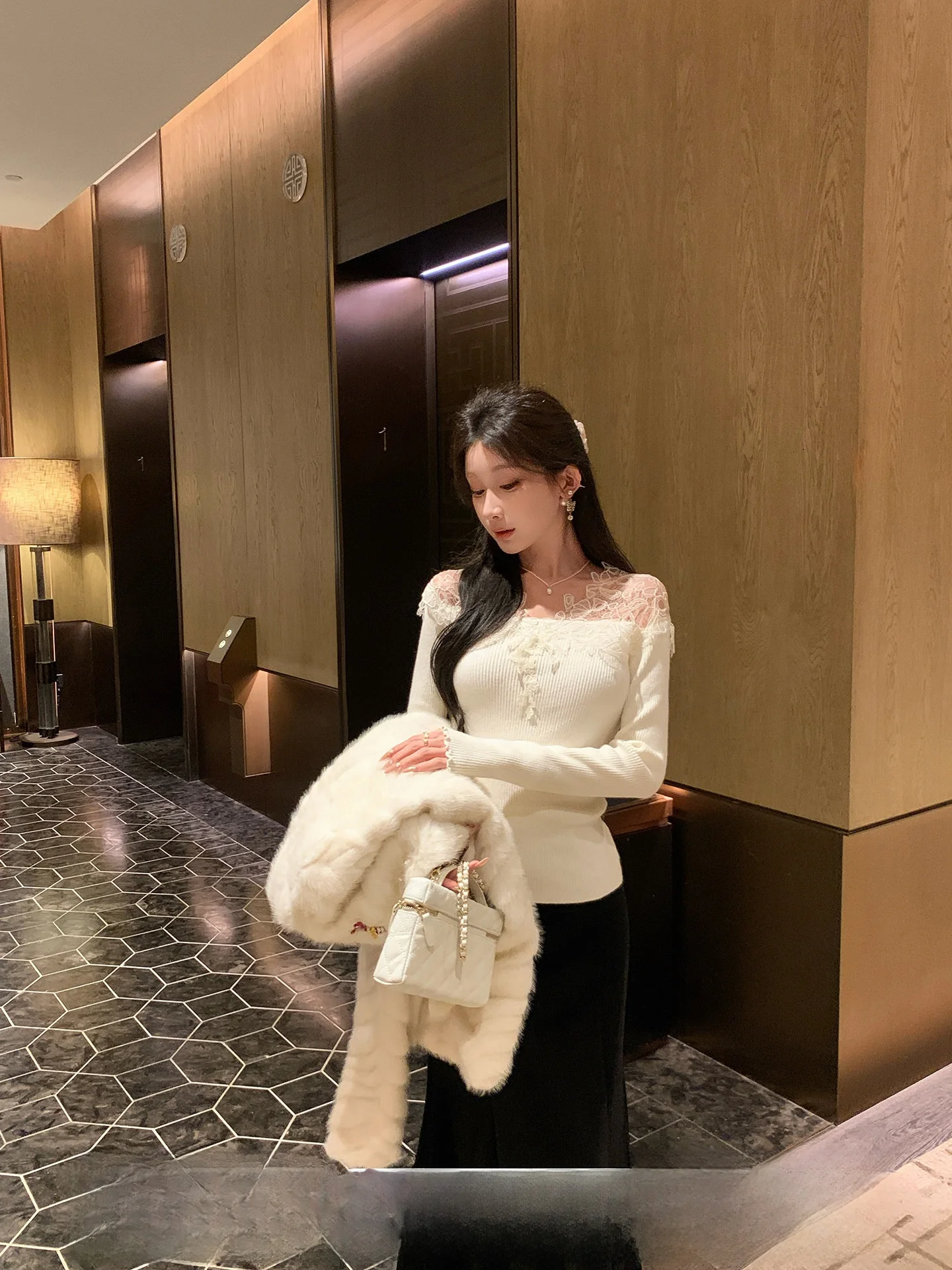 

Женский вязаный свитер с кружевными вставками, модный дизайн, новинка зимы, французский стиль, облегающий крой, полиэстер...