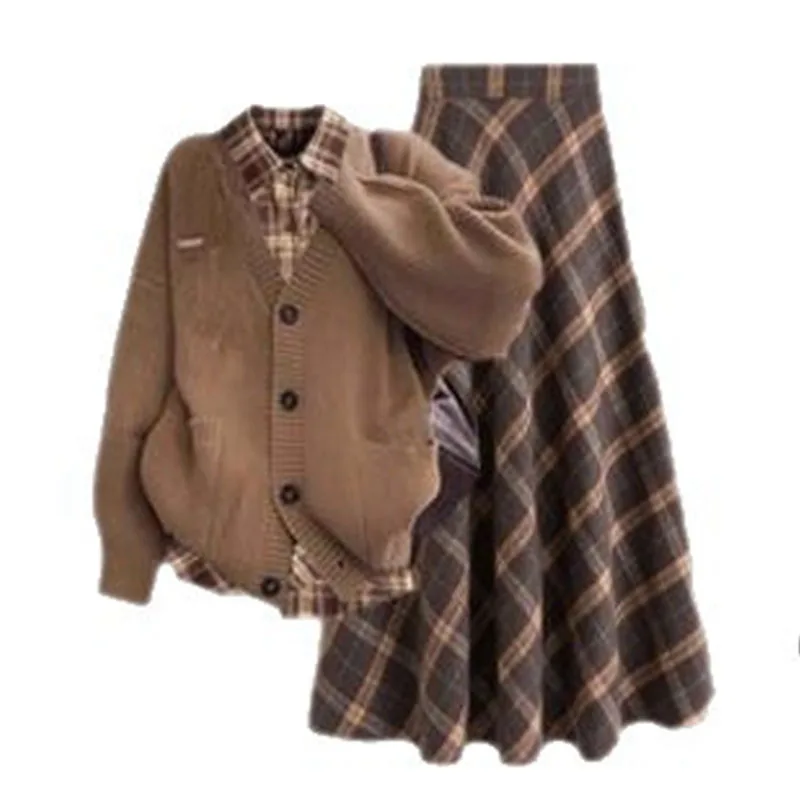 Roupa estilo Academia da moda outono com um conjunto completo de tops de estilo redutor de idade, camisas xadrez em camadas e meia saia