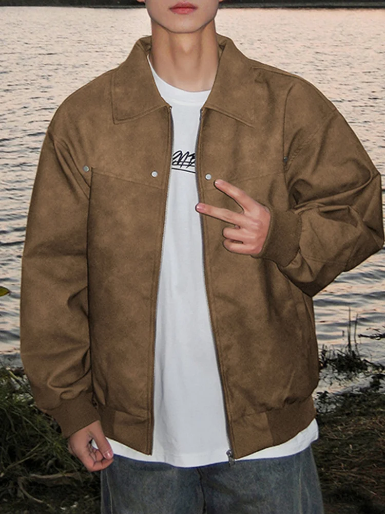 

Мужская куртка-бомбер в стиле ретро, из замши, весна-осень, уличный тренд, свободный крой, с металлическими декоративными элементами на манжетах