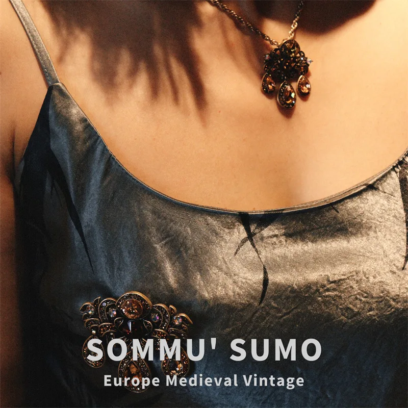 

Нишевое средневековое ожерелье-брошь