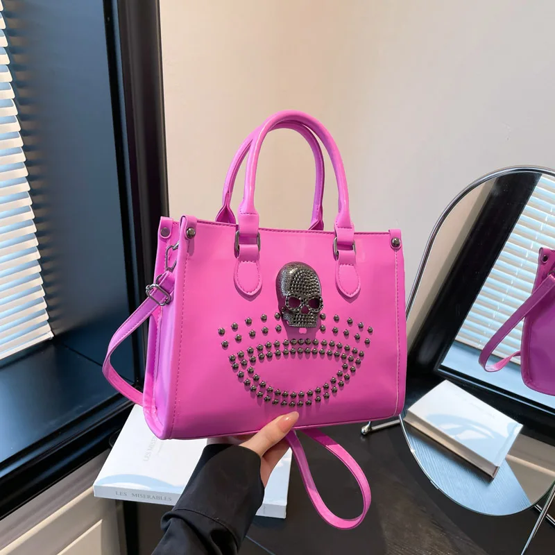 

2025 Новая женская сумка-тоут в стиле панк из искусственной кожи с шипами, ручная европейская квадратная модная сумка через плечо