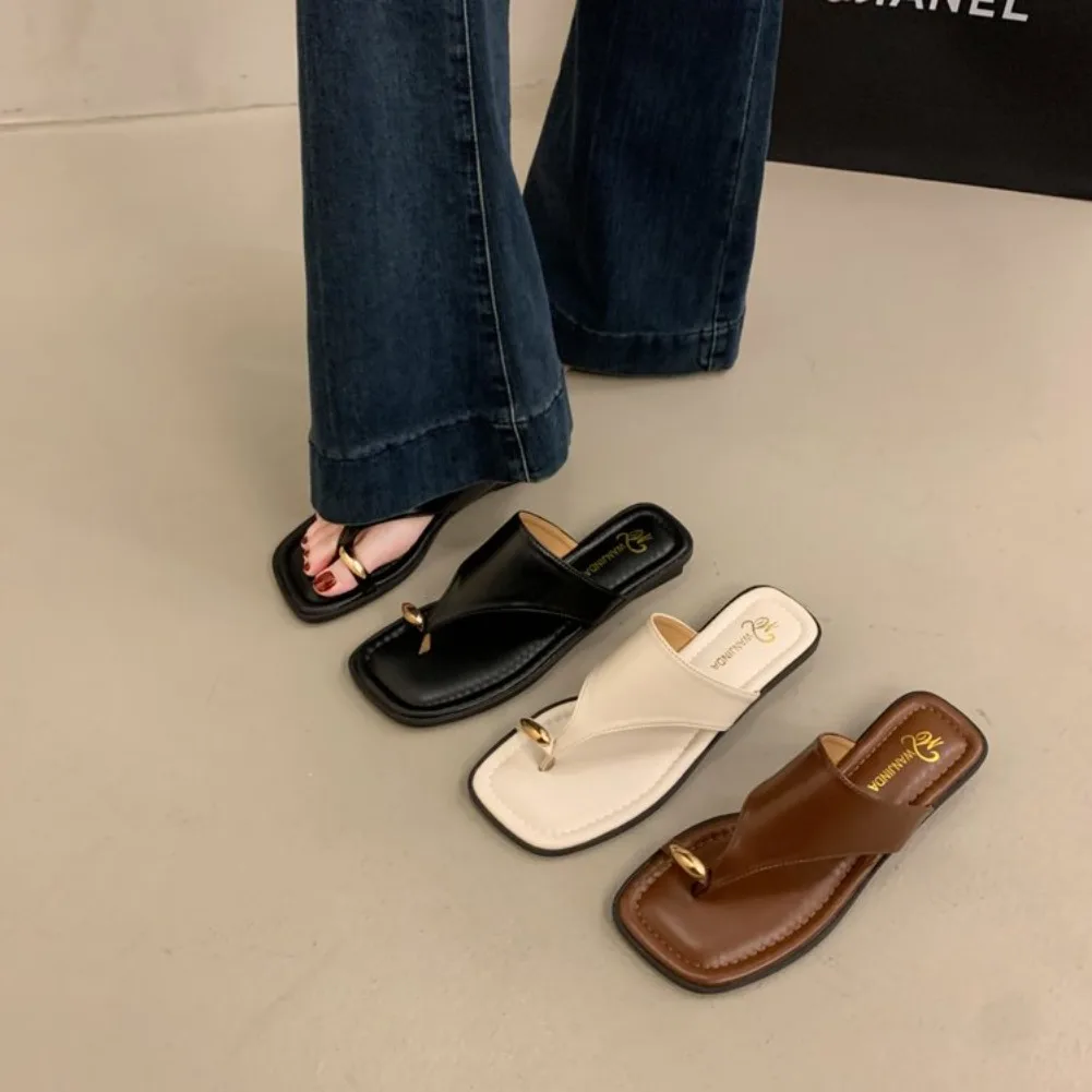 Damen Sommer Flip-Flops mit flacher Sohle, Zehenstegsandalen, eckige Zehenpartie, Kunstleder, weiche Sohle, rutschfeste Schuhe für Strandurlaub und Alltag – Detail 7