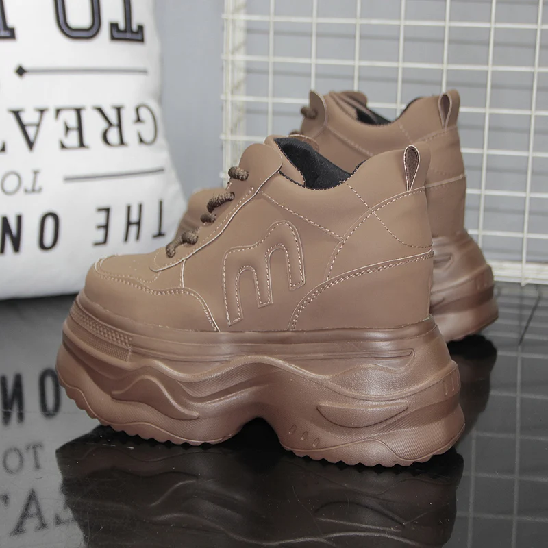 10 12 14 سنتيمتر غير مرئية الداخلية زيادة حذاء أبيض صغير النساء 2025 منصة صغيرة سميكة أحذية منصة الترفيه الرياضة الفاخرة الأحذية