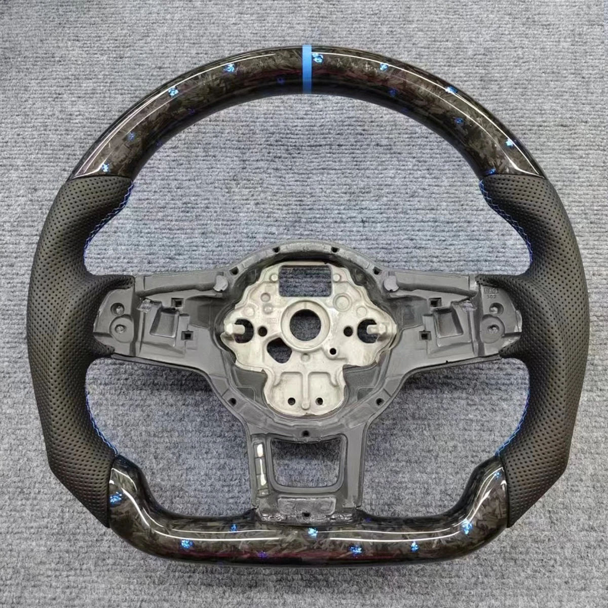 

Синий кованый руль из настоящего карбона для тюнинга и модификации Volkswagen Golf 7 7.5 GTI GTD GTE R 2013-2020