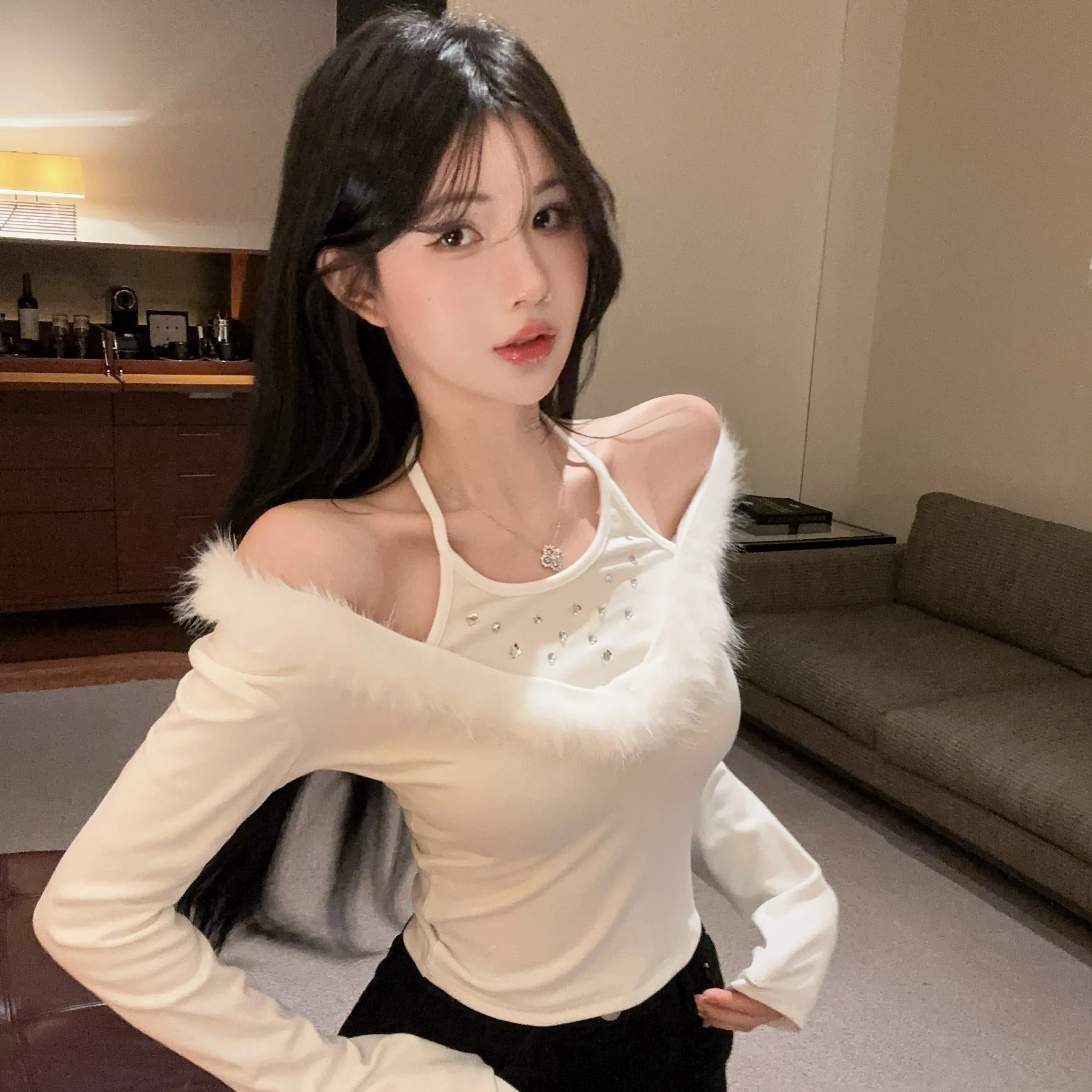 セクシーな無地の肩出しロングスリーブフェイクツーピーススリムフィットトップス、トレンドの秋冬新作レディースカジュアルウェア