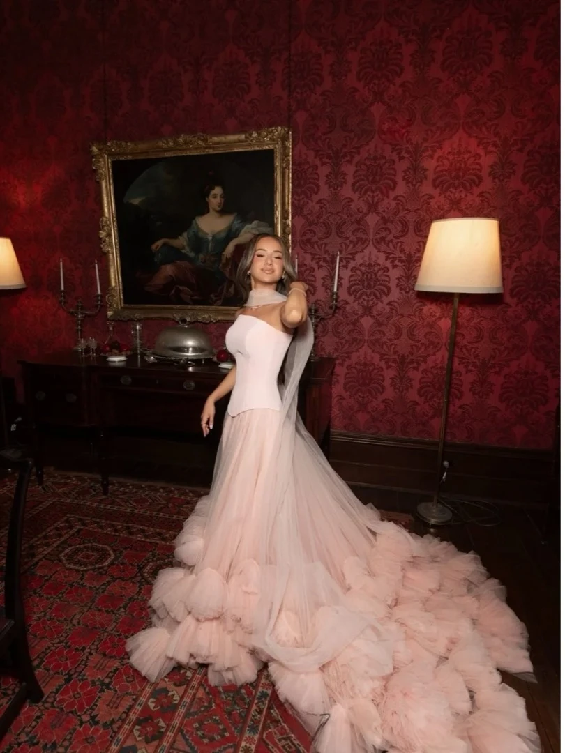 Customized Charming Elegant Temperament Light Pink Strapless Sleeveless Wedding Dresses  Fashion Unique Edge Curl Bridal Gown