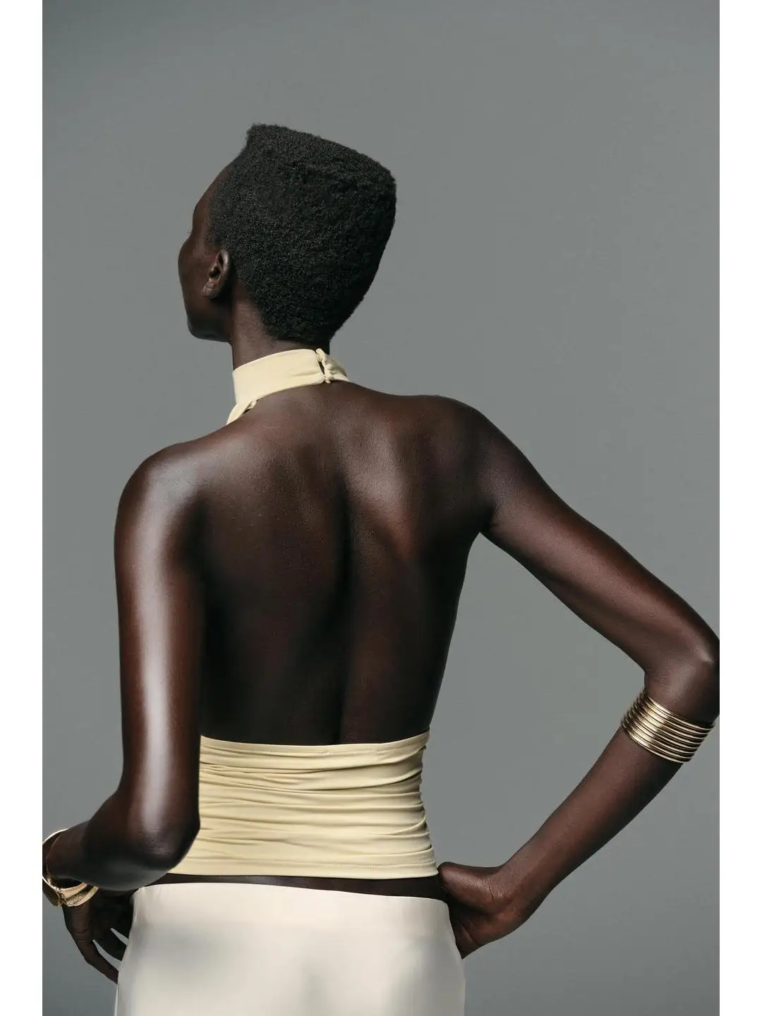 بلوزة معدنية مزخرفة بياقة على شكل قرد الشمس مع طيات شماعات من النايلين بطول ort Cleanfit Sle للنساء