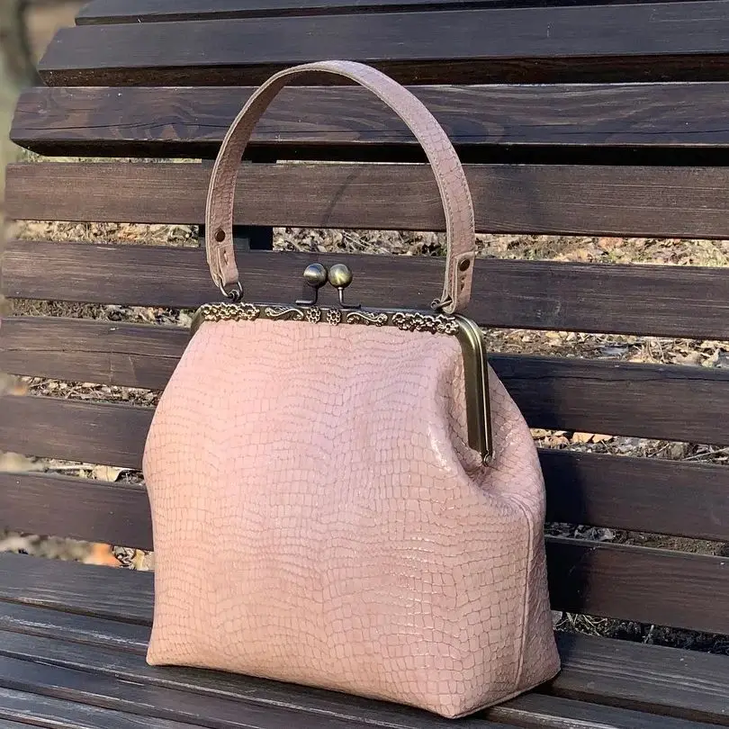 

Lost In Vintage Cream Candy Rose Leather Bag Kiss Lock Big Purse Soild Pink Clutch Metal Frame 25x25x11cm