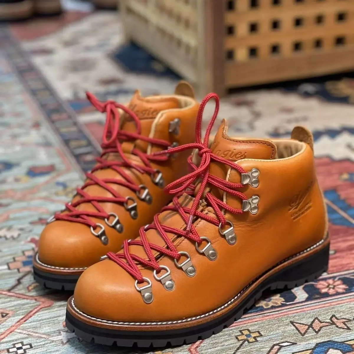 

2026 Mountain Range Outdoor Camping Hiking Boots Comfortable Breathable Classic Yellow Velvet Leather Work Boots