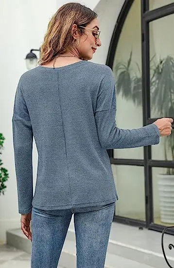 Chemisier bleu à manches longues et col en V pour femmes d'âge moyen, haut pull ample décontracté avec boutons sur le devant