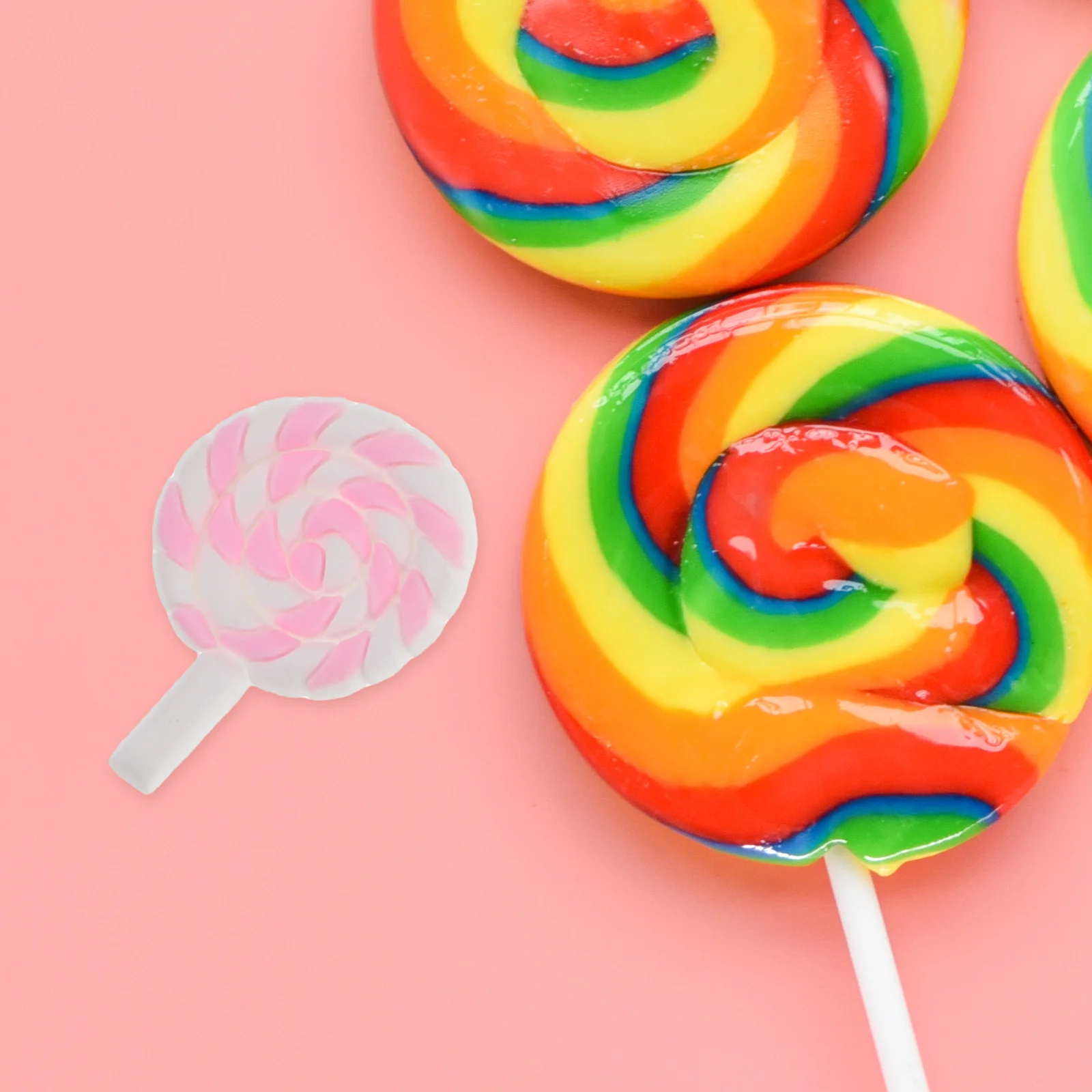 鮮やかな渦巻きロリポップチャーム 20個 フェイクキャンディ小道具 クラフト装飾アクセサリーやクリエイティブプロジェクト用