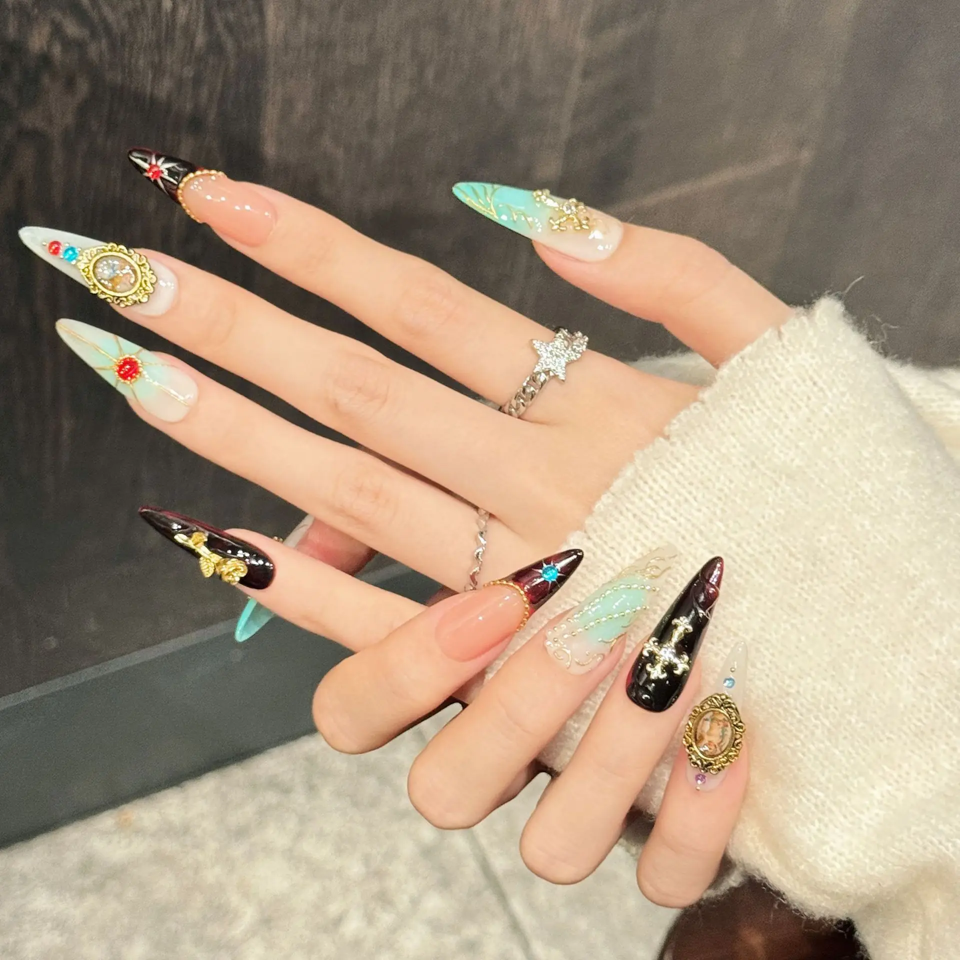 10PCS Stiletto Handmade Press On Nails,Retro Gilded Gemstone Engraved Design,Suitable For Festivals Parties And Daily Wear.