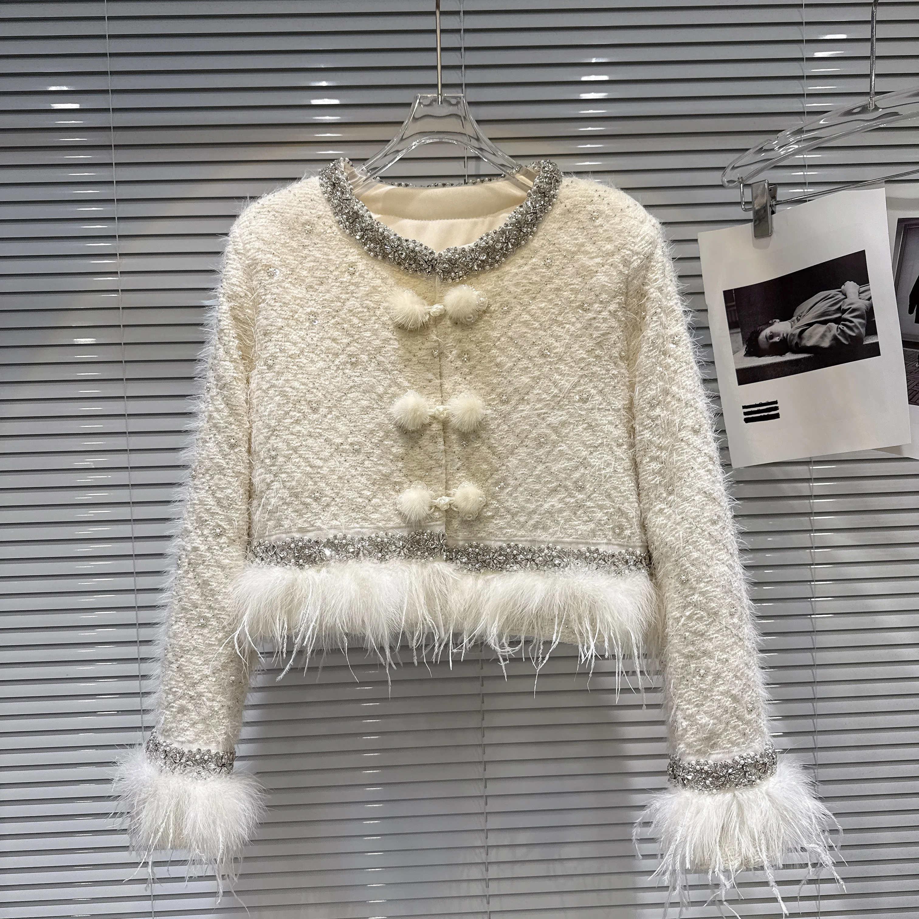 

Зима 2025 года, новое светское пальто во французском стиле с тяжелым воротником и страусиными перьями на подкладке, короткое пальто для женщин