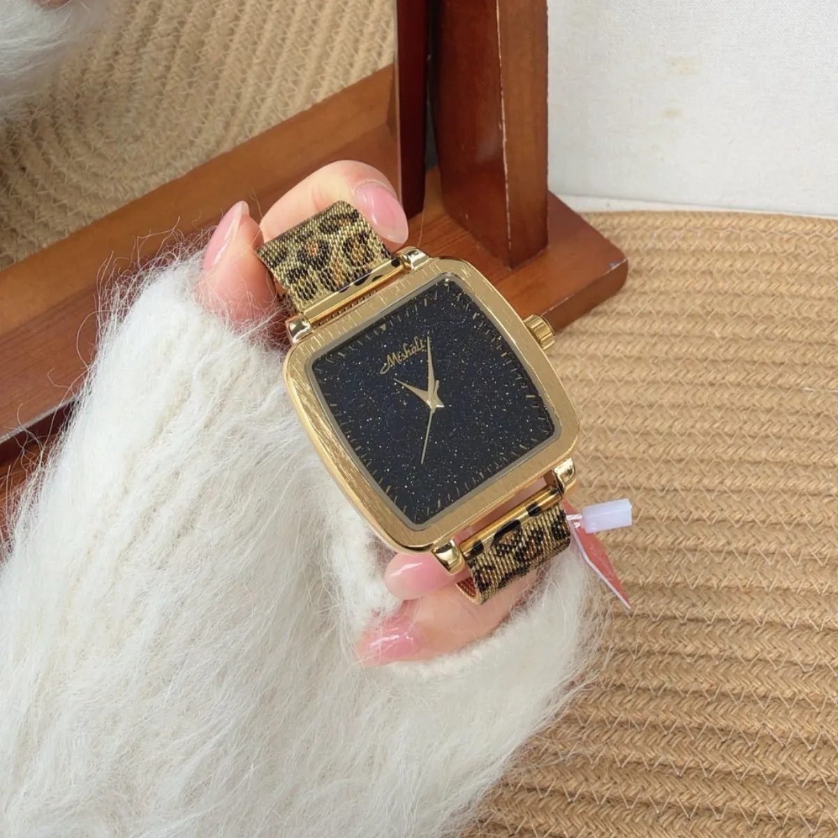2026 New Arrival Round Large Dial Leopard Print Watch Stainless Steel Strap Gold High-End Women'S Watch Fashion Quartz Watch