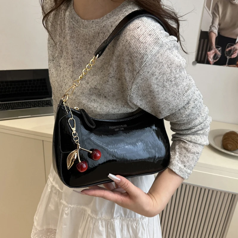 Neue Modische Damen-Handtasche aus PU-Leder, Einfarbig mit Kirsch-Anhänger, Vielseitige Schultertasche, Damen-Umhängetasche für den Alltag – Detail 5