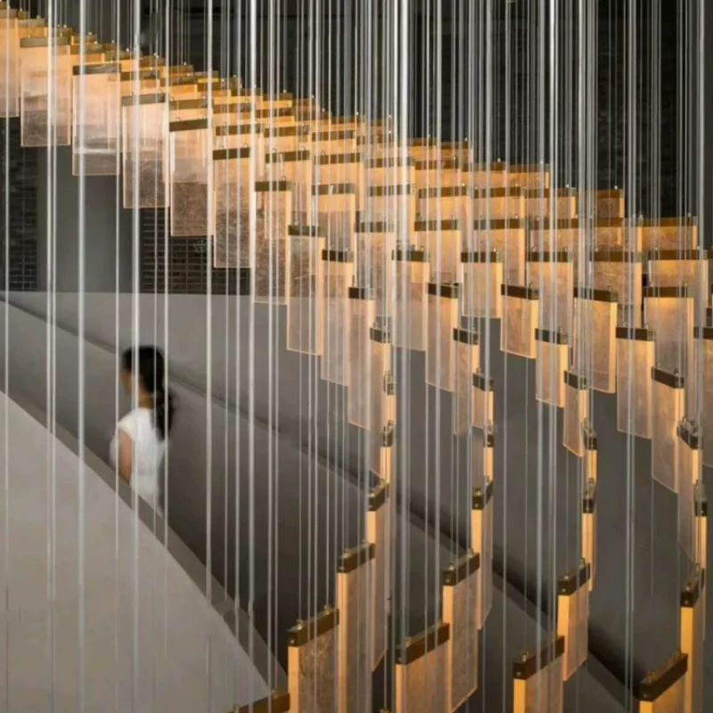 

Индивидуальная волнистая акриловая люстра для отдел продаж, песочный стол, вестибюль отеля, полые вращающиеся лестницы, художественная люстра