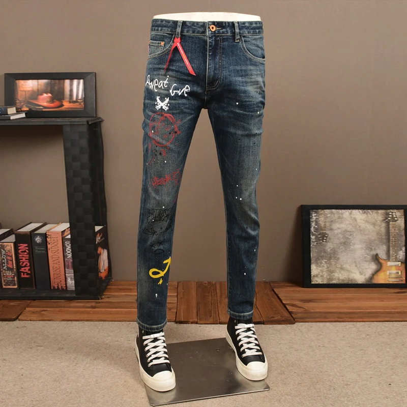 

Уличный дизайнер Модные мужские джинсы Ретро Синие эластичные облегающие рваные джинсы с принтом Мужские Y2K Хип-хоп Винтажные джинсовые брюки Hombre